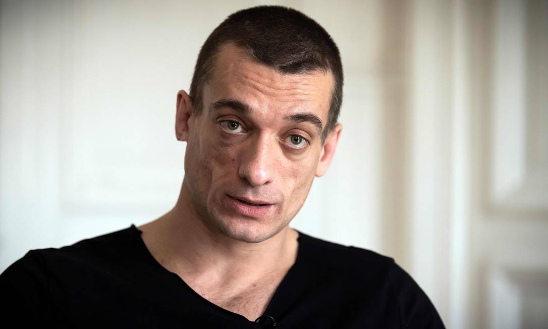 O artista russo Pyotr Pavlensky dá entrevista no escritório de seu advogado, em Paris Foto: LIONEL BONAVENTURE / AFP
