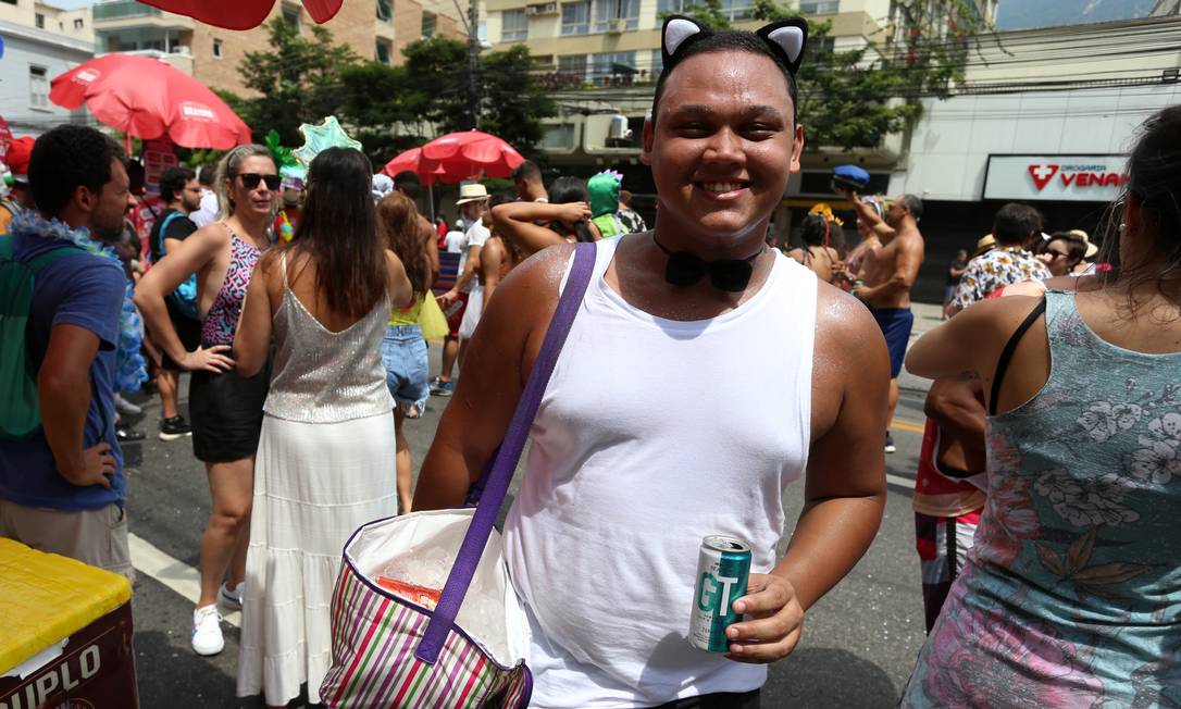Folião levou cooler com bebidas de casa e gelo Foto: Fabiano Rocha / Agência O Globo
