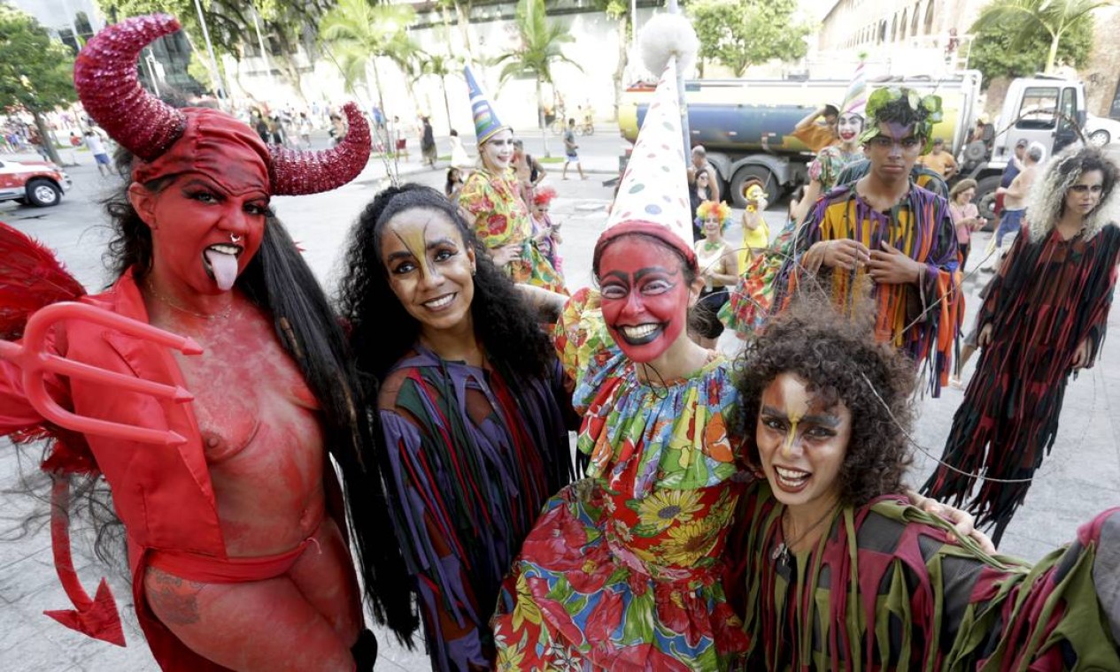 Teve diabinha, palhaços e muito mais no Escravos da Maúa Foto: MARCELO THEOBALD / Agência O Globo