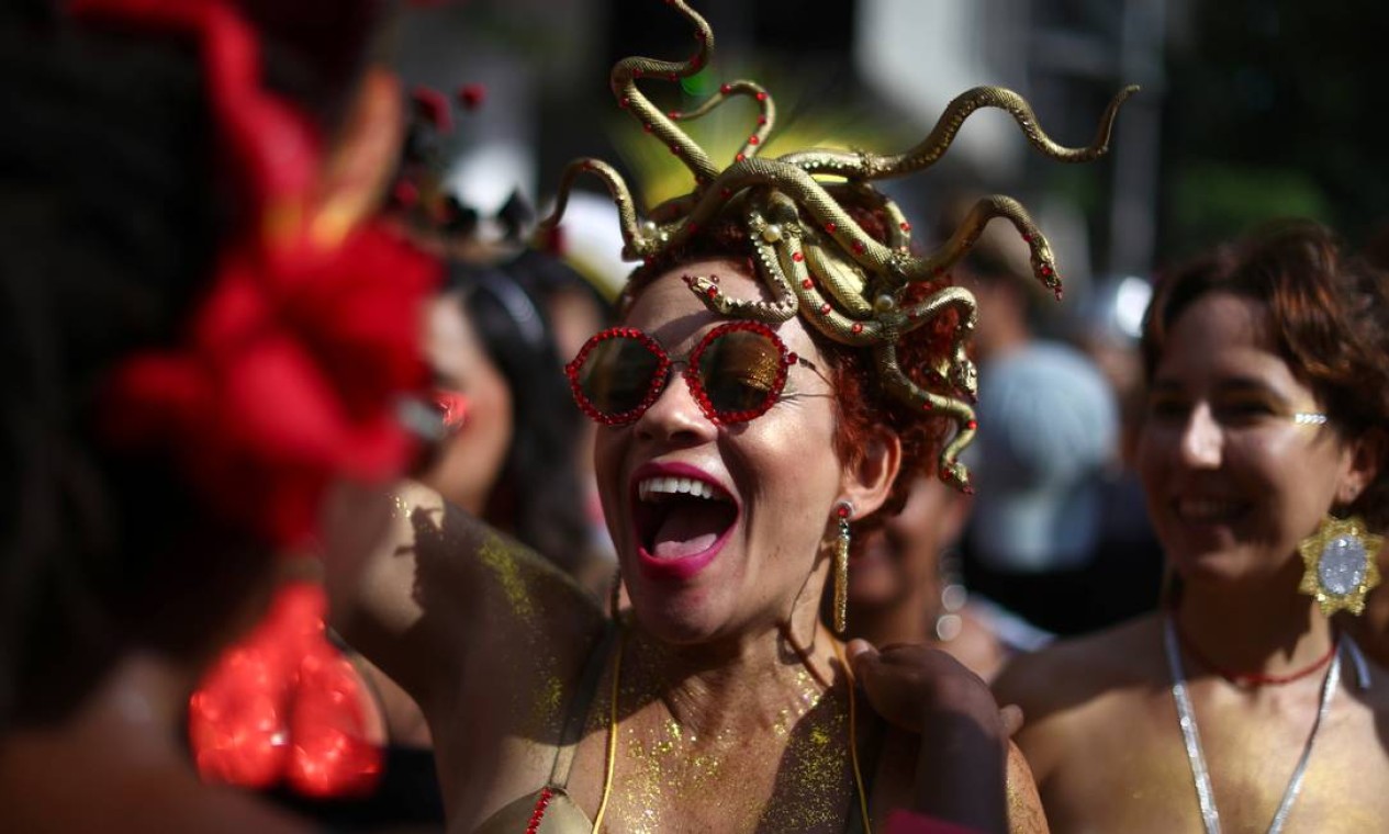Vestida de Medusa, foliona cai na folia no cortejo do Cordão do Boitatá Foto: PILAR OLIVARES / REUTERS