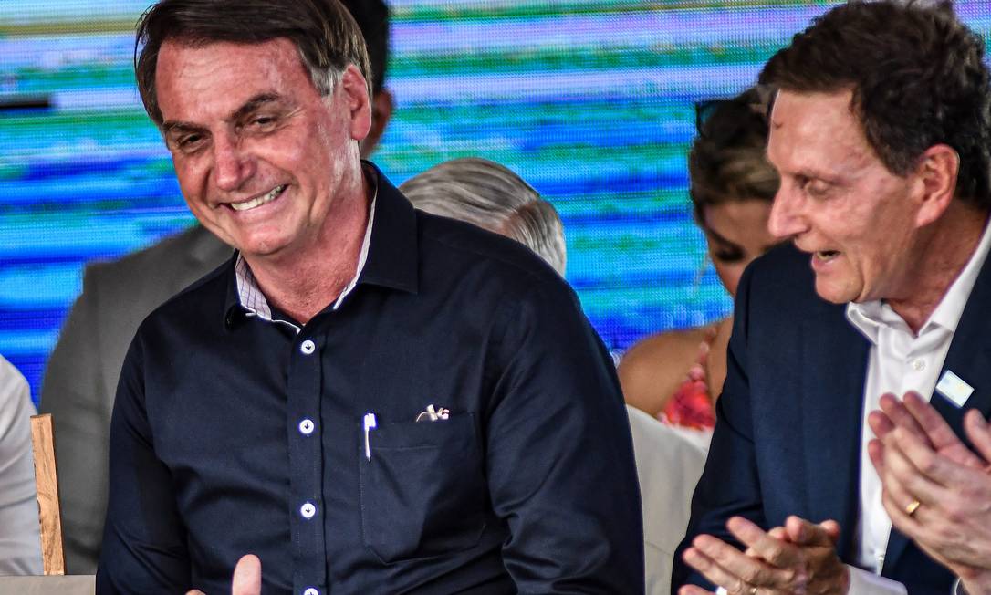 Presidente Jair Bolsonaro e Marcelo Crivella durante cerimônia de inauguração da alça de ligação da Ponte Rio-Niterói à Linha Vermelha Foto: Nayra Halm/Fotoarena / Agência O Globo