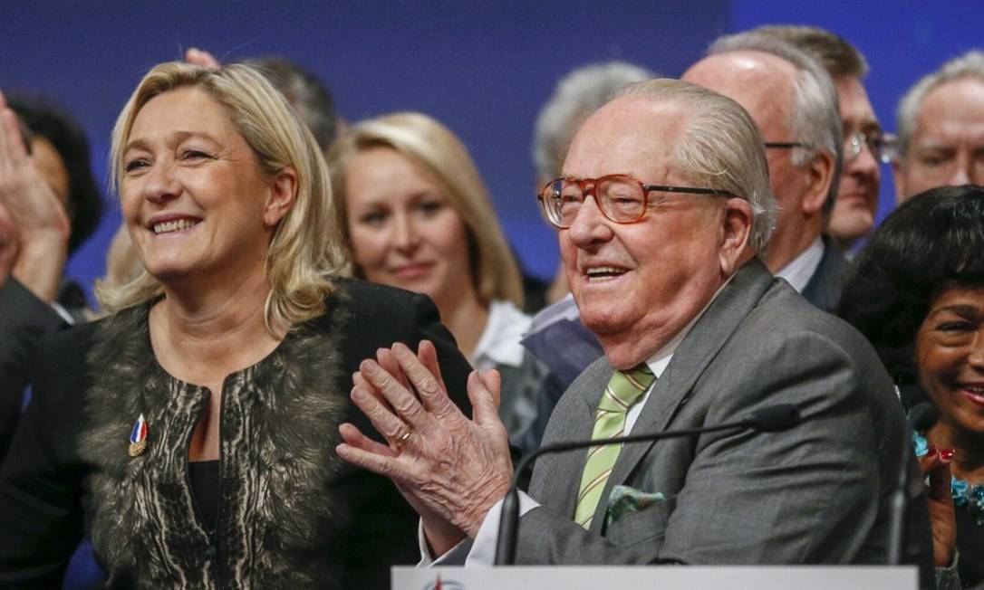 Marine Le Pen (E), líder do partido político da Frente Nacional da França, reage com seu pai Jean-Marie Le Pen (E), como observa Marion Marechal-Le Pen (E) depois de ser reeleita durante seu congresso em Lyon. Foto: ROBERT PRATTA / Reuters