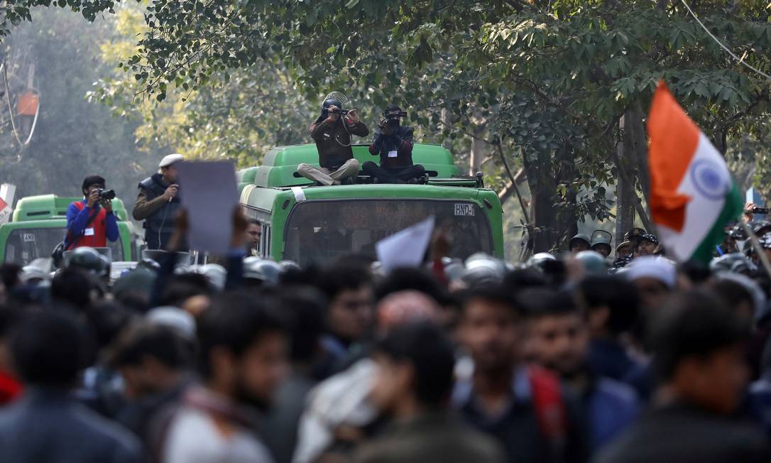 Policiais fazem vídeos de manifestantes durante um protesto contra a nova lei de cidadania, em Nova Délhi Foto: DANISH SIDDIQUI / REUTERS/10-02-2020