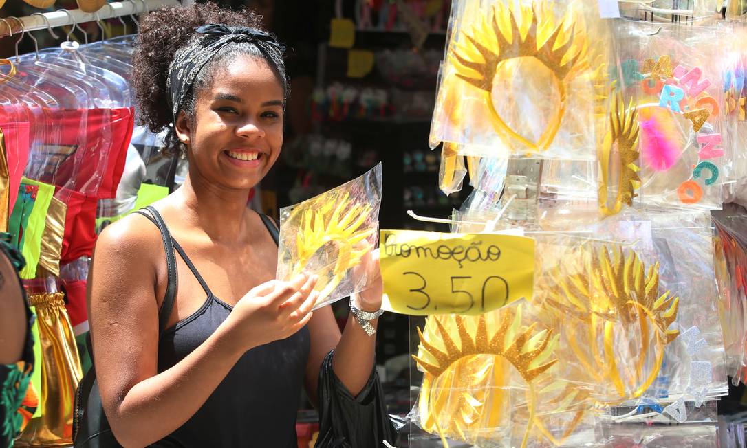 A estudante Kézia Rodrigues com o arco de R$ 3,50 para a sua fantasia de sol Foto: Fabiano Rocha / Agência O Globo