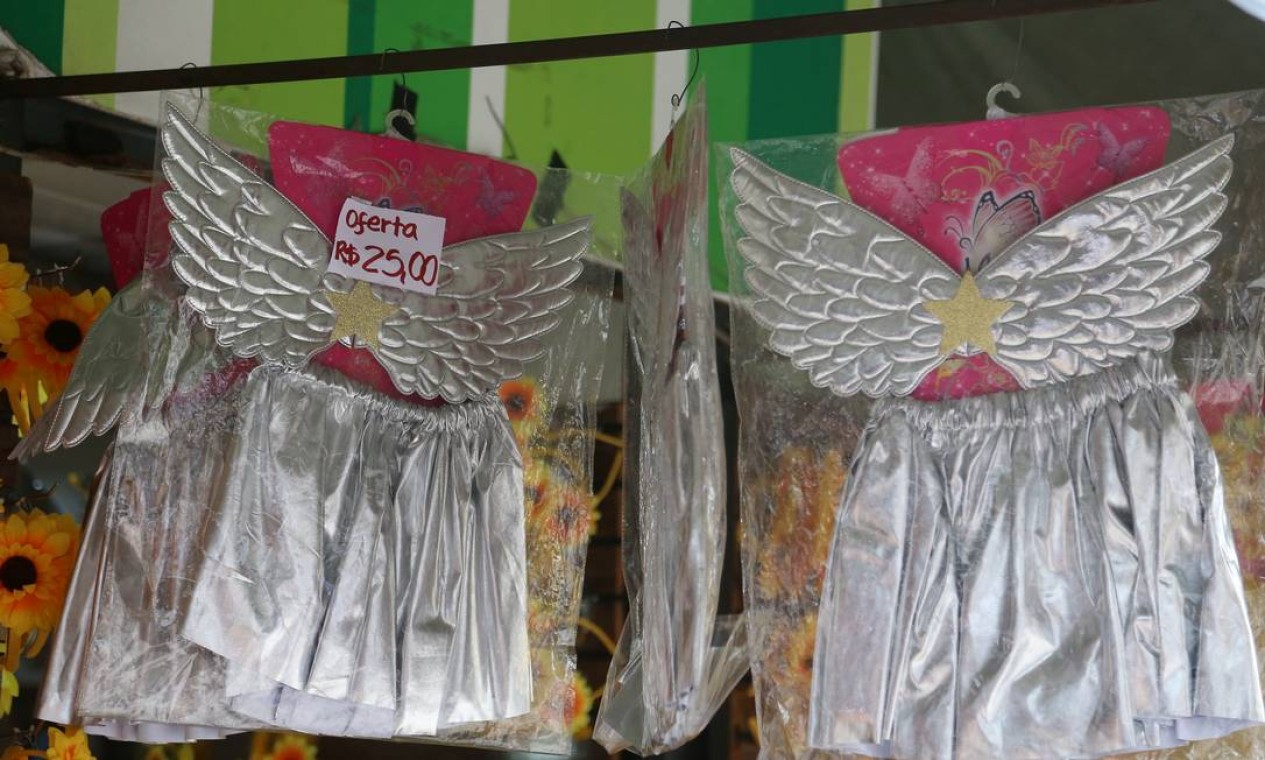 Por R$ 25, você compra uma asinha e uma sainha de anjo metalizada Foto: Fabiano Rocha / Agência O Globo