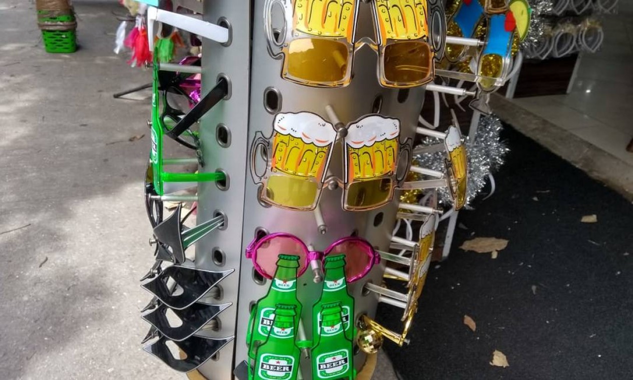 Óculos em formato de garrafa de cerveja e caneca de chopp: R$ 10 cada Foto: Marjoriê Cristine / Agência O Globo