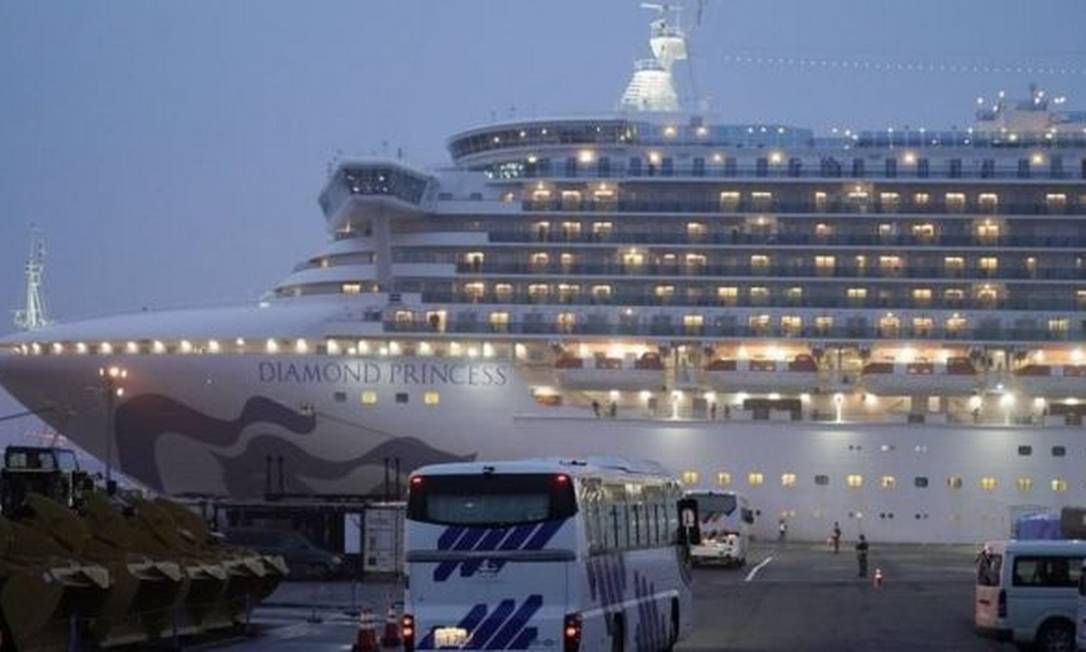 O navio de cruzeiro Diamond Princess, atracado no porto de Yokohama, no Japão, durante quarentena imposta em fevereiro de 2020 Foto: EPA