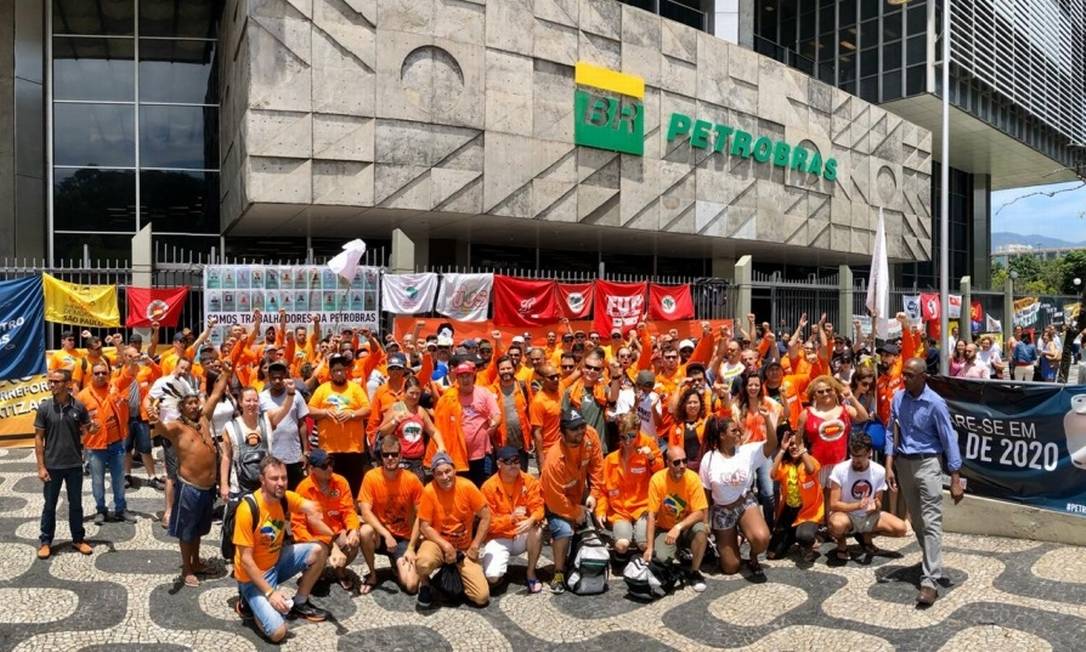Petroleiros em greve fazem manifestação em frente ao edifício-sede da Petrobras, na Av.Chile Foto: Reprodução-Site da FUP