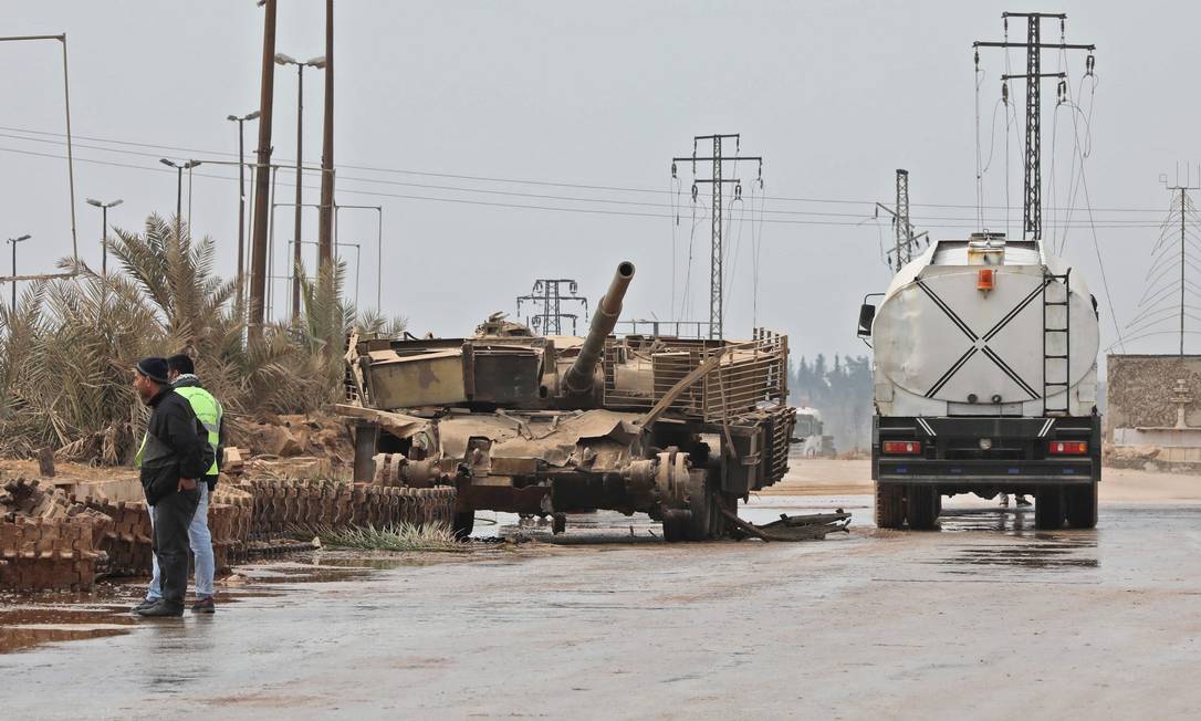 Tanque destruído na rodovia M5, que liga Alepo a Damasco e foi retomada pelas forças do governo nas últimas semanas Foto: LOUAI BESHARA / AFP