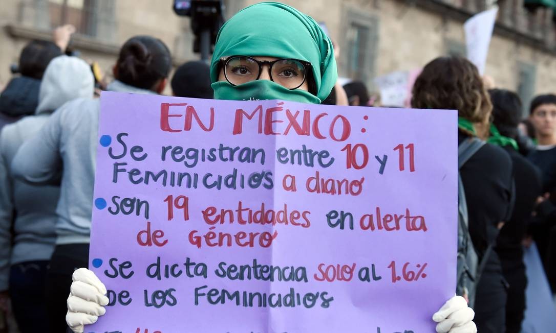 Uma manifestante segura um cartaz com as estatísticas de feminicídio no México. Mulheres protestaram do lado de fora do Palácio Nacional, na capital do país, contra os assassinatos de uma menina de 7 anos e de uma mulher de 25 Foto: ALFREDO ESTRELLA / AFP