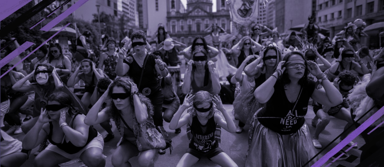 No Rio de Janeiro, o bloco Mulheres Rodadas reproduz coreografia inspirada no protesto feminista chileno que se espalhou pelo mundo. Foto: MAURO PIMENTEL / AFP