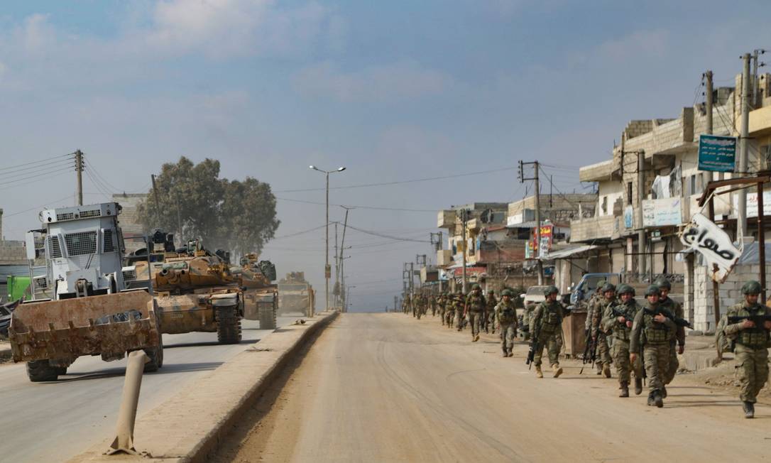 Tropas turcas patrulham a pé e em veículos militares na cidade de Atareb, na zona rural da província de Aleppo Foto: AREF TAMMAWI / AFP