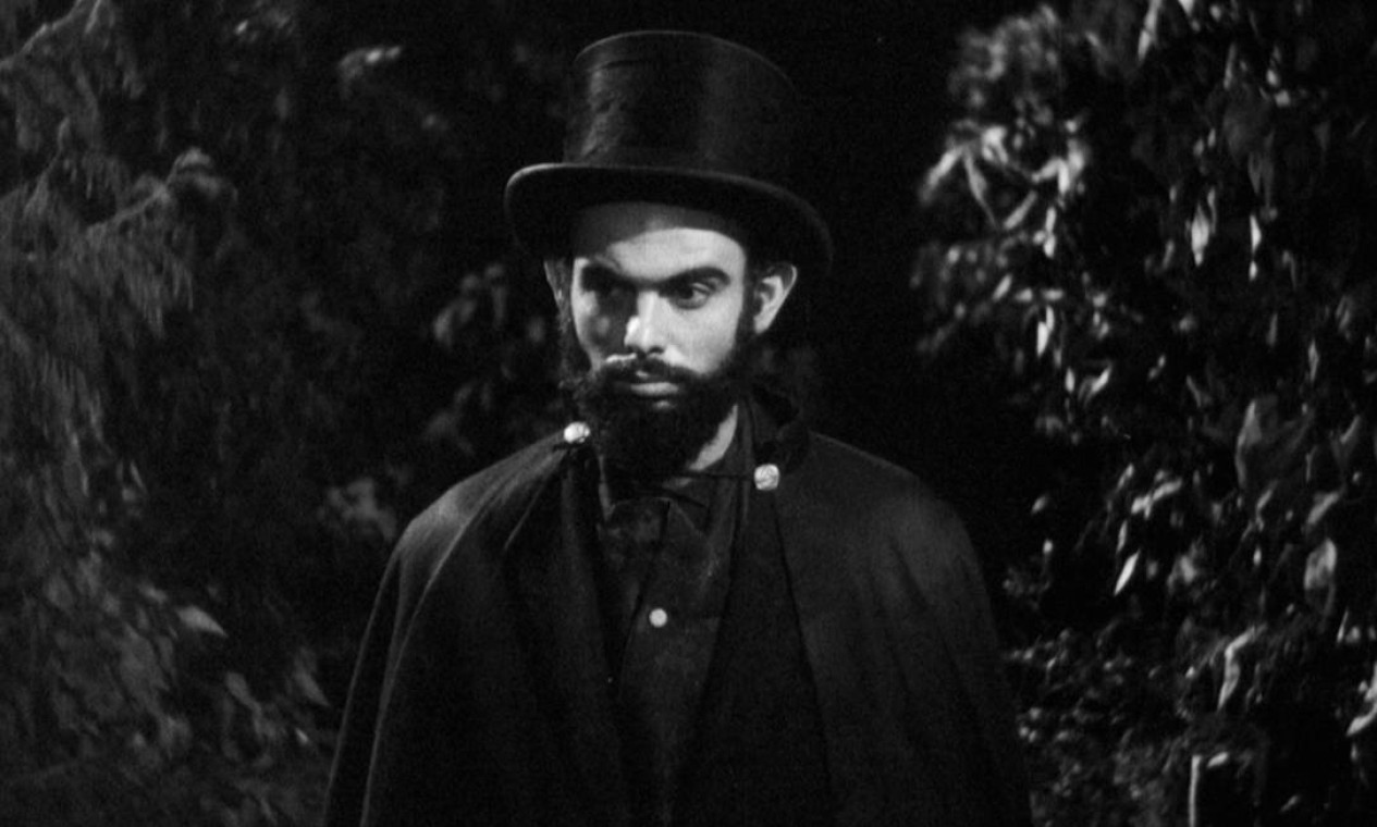 Mojica, considerado um dos mestres mundiais do cinema de terror, em "À meia-noite levarei sua alma" (1964) Foto: Divulgação