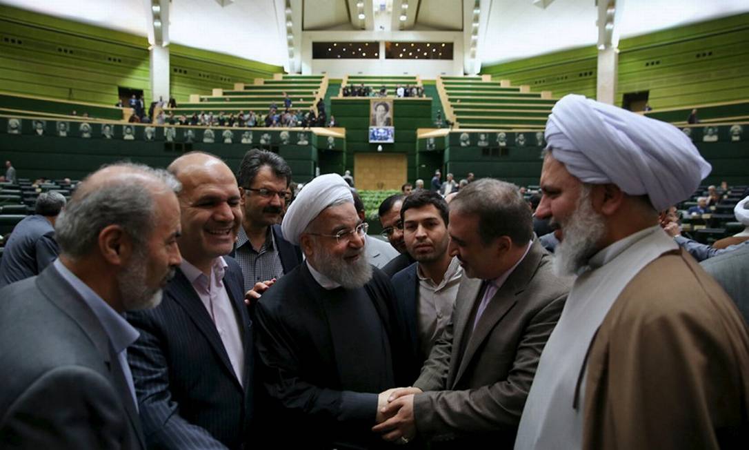 O presidente do Irã, Hassan Rouhani, é recebido no Parlamento: Legislativo tem poder limitado por Conselho de Guardiães Foto: Reuters/16-1-2016