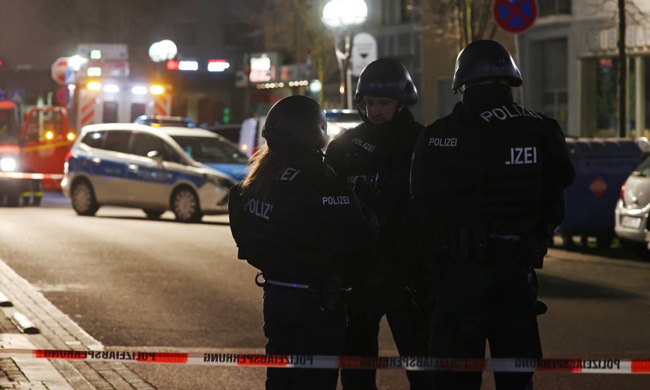 Policiais protegem área isolada após ataque em Hanau. Autoridades ainda procuram pelos autores do crime, que fugiram após a ação Foto: KAI PFAFFENBACH / REUTERS