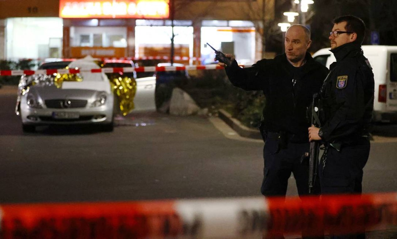 Oficiais isolam área onde ocorreu o ataque a tiros em Hanau, perto de Frankfurt, na Alemanha. Ação aconteceu em região de bares e deixou ao menos nove mortos Foto: KAI PFAFFENBACH / REUTERS