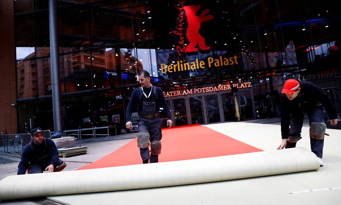 Workers lay the red carpet for the upcoming Berlinale Film Festival in Berlin, Germany February 18, 2020. REUTERS/ Michele Tantussi Foto: REUTERS