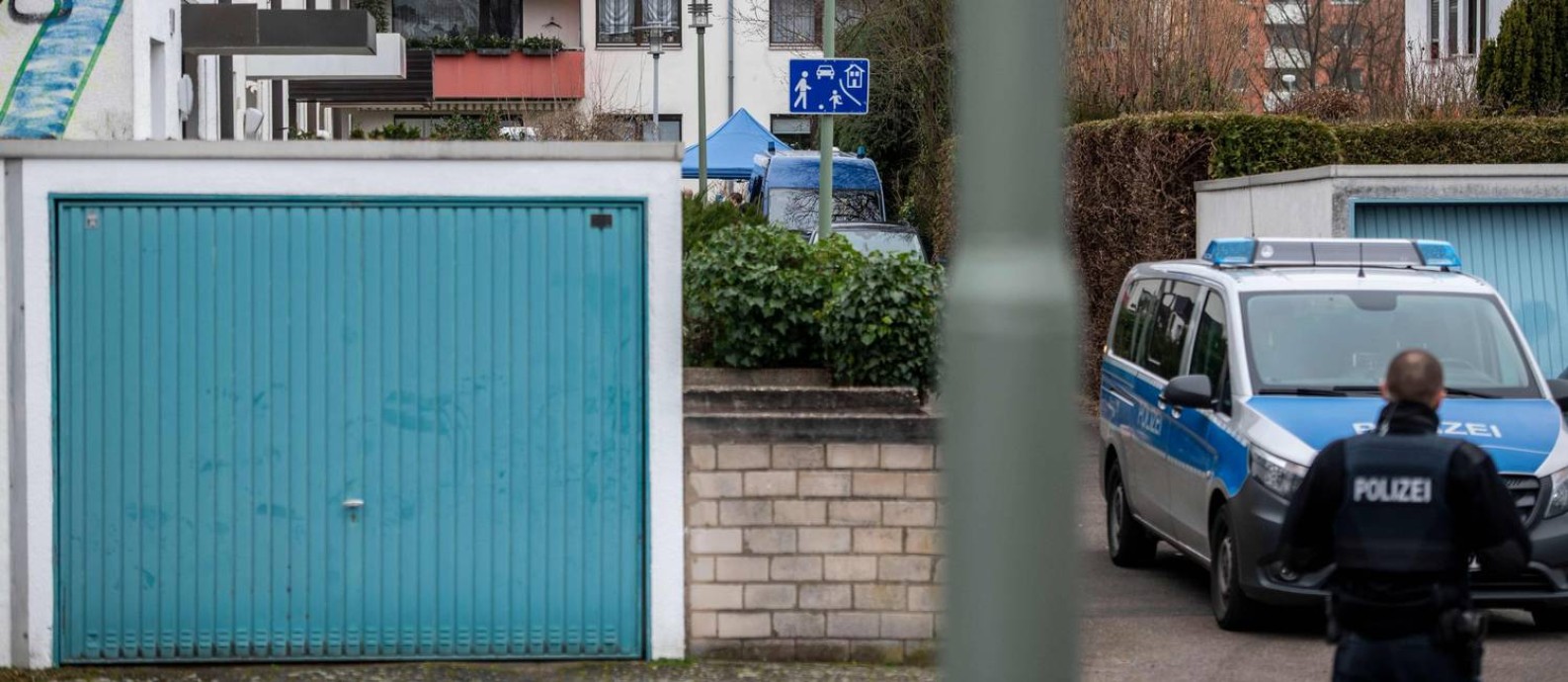 Políciais vigiam a casa do suspeito de dois ataques a bares na Alemanha, que deixaram nove mortos Foto: THOMAS LOHNES / AFP