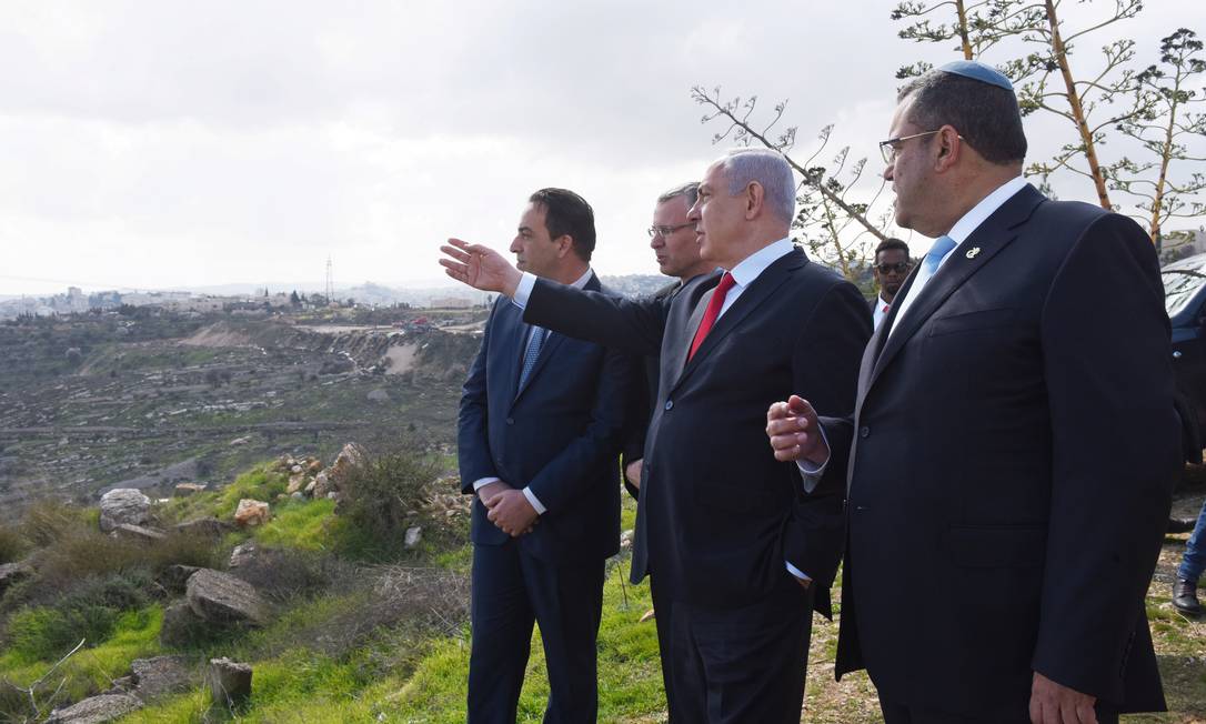 Primeiro-ministro israelense, Benjamin Netanyahu, aponta para assentamentos em Har Homa, na Cisjordânia ocupada Foto: Debbie Hill / REUTERS