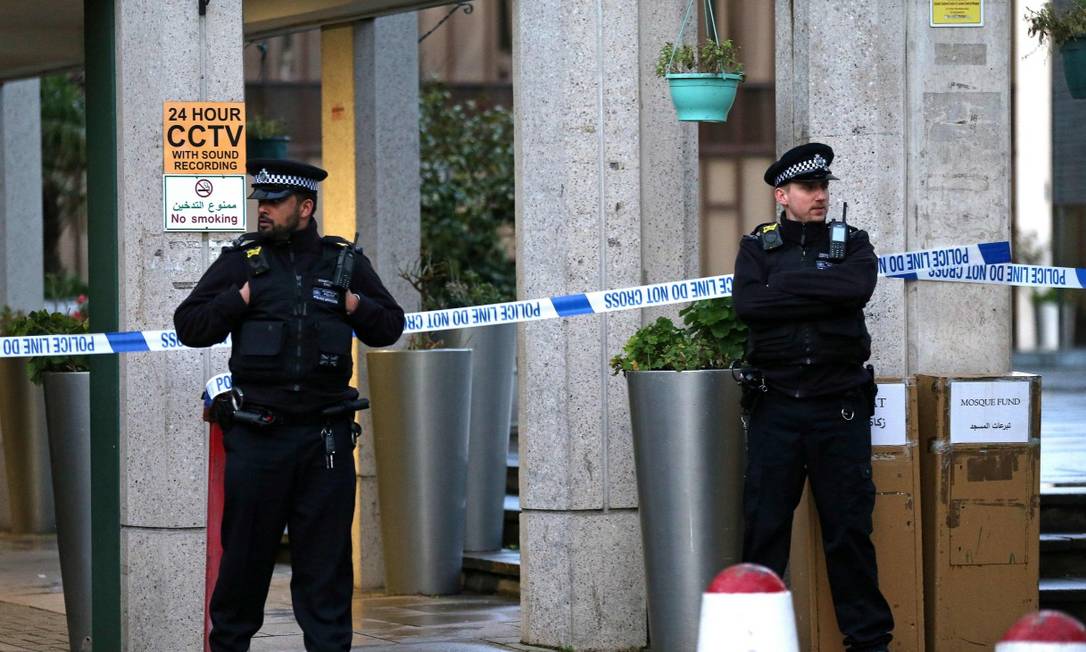 Policiais britânicos estão de plantão do lado de fora da Mesquita Central de Londres, perto do Regent's Park, em Londres, em 20 de fevereiro de 2020, depois que um homem foi esfaqueado na mesquita. Foto: ISABEL INFANTES / AFP