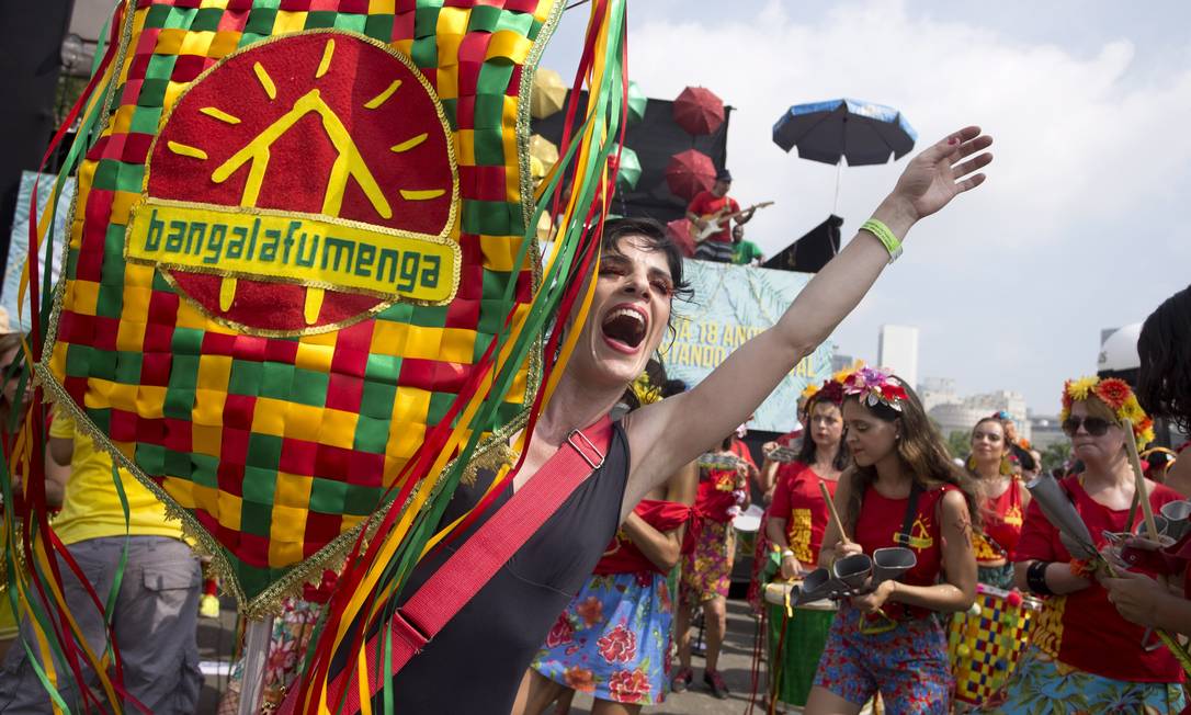 Desfile do Bangalafumenga, em 2016: bloco é uma das atrações do carnaval de rua do Rio neste domingo Foto: Márcia Foletto / Agência O Globo