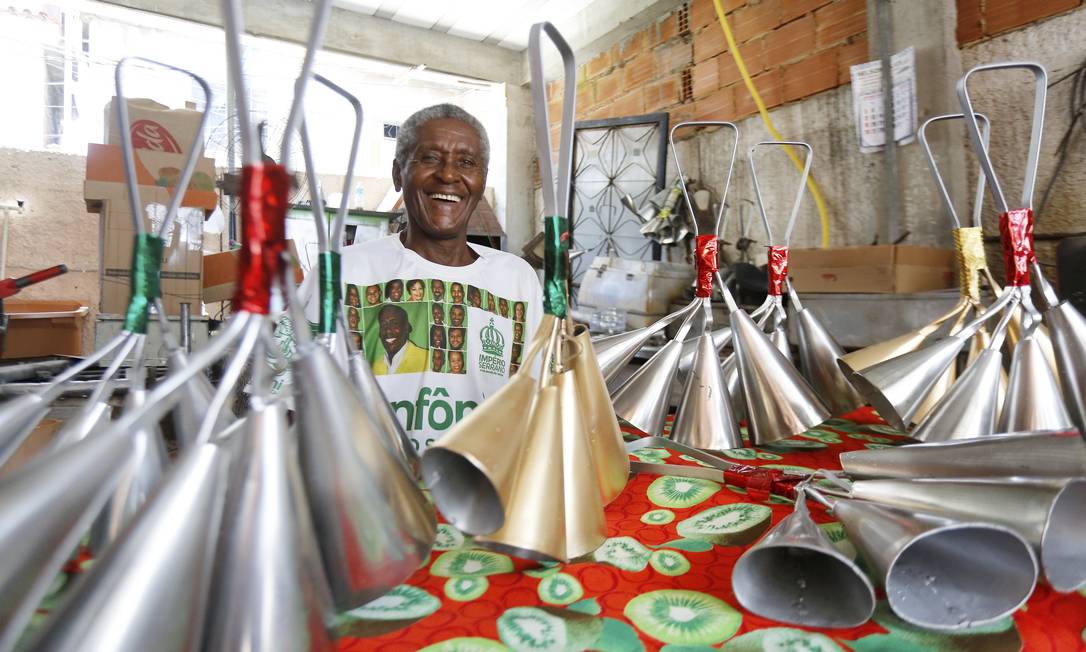 Desde os 17 anos, Edgard monta e vende agogôs. Hoje, sua criação roda o mundo Foto: Guilherme Pinto / Agência O Globo