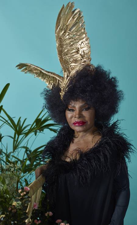 Elza veste penhoar Walério Araújo e chapéu Denis Linhares Chapelaria. Foto: Foto: Bob Wolfenson | Styling: Leo Belicha / Edição de moda: Patricia Tremblais | Beleza: Wesley Pachu | Assistência de fotografia: Gabriel Cicconi | Produção de moda: Erica Rosa e Kakatoy | Set Design: Ana Laura Coelho | Paisagismo: Eduarda Ribeiro / Pólen Flores e Plantas | Produção executiva: Matheus Martins | Agradecimento: LZ STUDIO, Wabi Sabi Ateliê, UBUD e Pólen Flores e Plantas | Tratamento de imagem: RG Imagem.