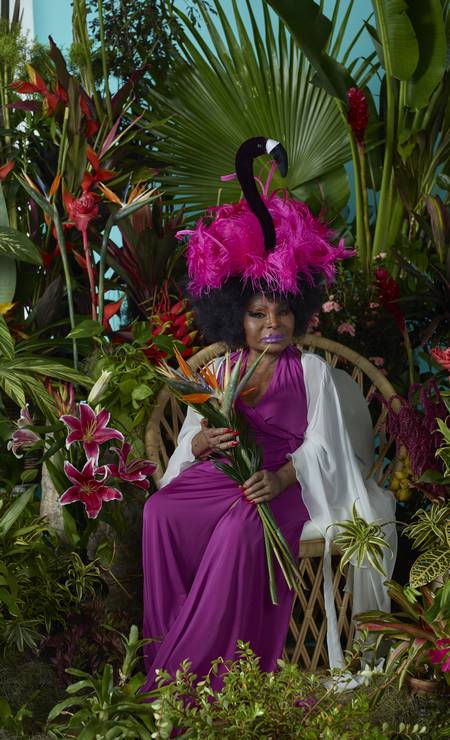 Robe Erica Rosa Atelier, vestido Victor Dzenk e chapéu Denis Linhares Chapelaria. Foto: Bob Wolfenson