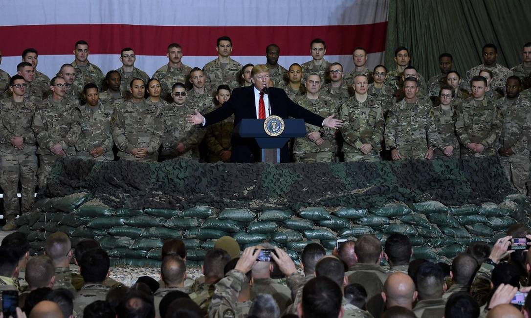 Presidente dos EUA, durante visita surpresa a uma base aérea dos EUA no Afeganistão no dia de Ação de Graças Foto: OLIVIER DOULIERY / AFP / 28-11-2019