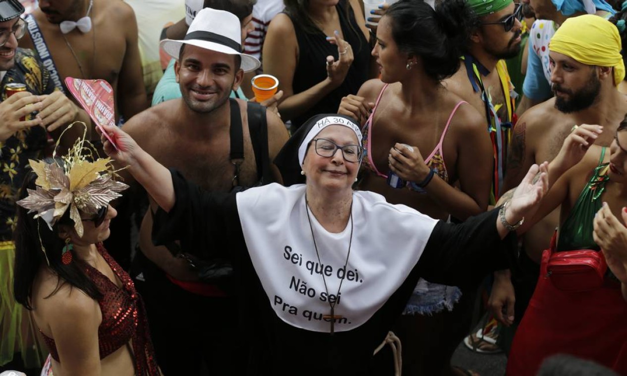 Freira pecadora: temática do bloco se refere às freiras da Ordem do Carmo Foto: Marcelo Theobald / Agência O Globo