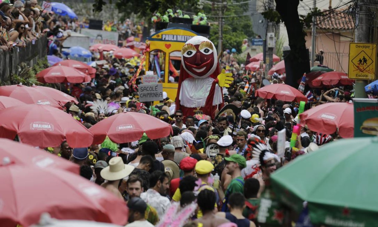 Ladeira de Santa Teresa ficou lotada de foliões na tarde desta sexta-feira de carnaval Foto: Marcelo Theobald / Agência O Globo