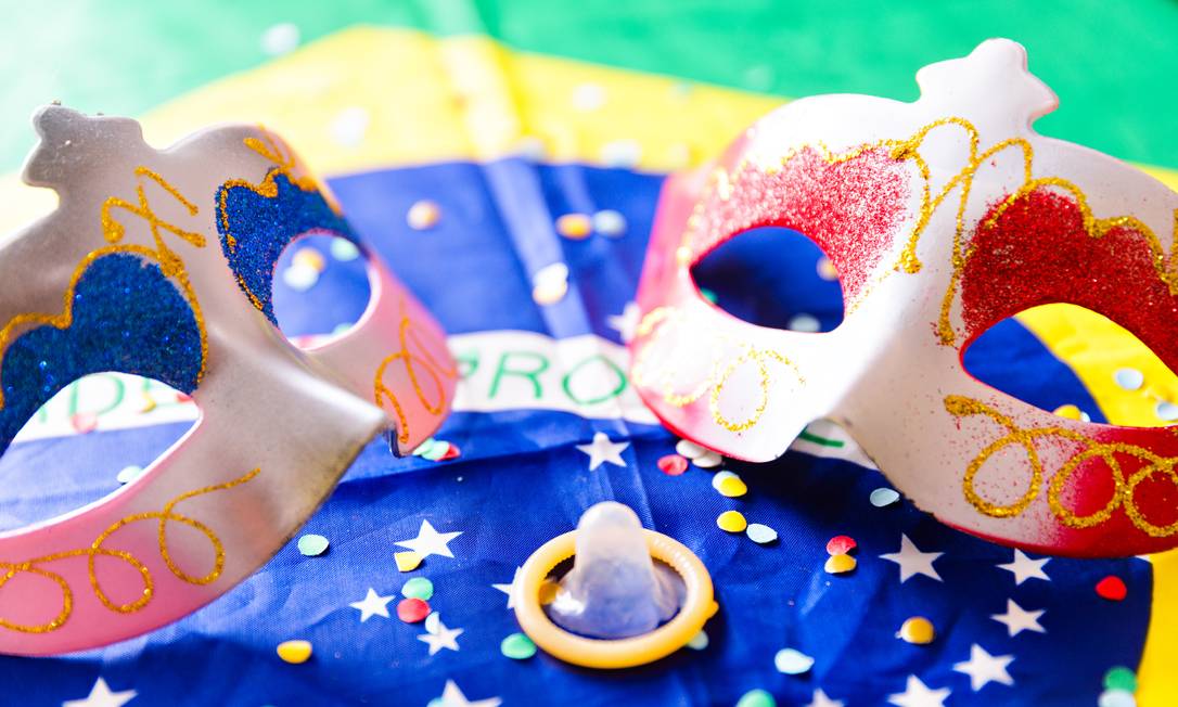 Carnaval mask with condom and Brazilian flag Foto: cokada / Getty Images/iStockphoto