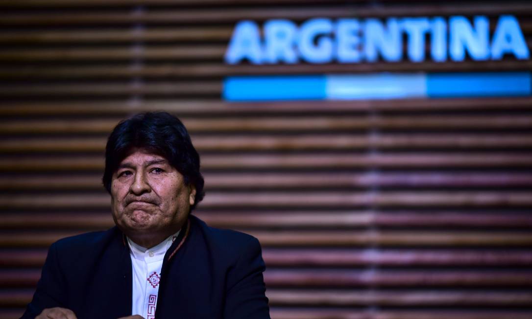 O ex-presidente Evo Morales realiza entrevista coletiva em Buenos Aires, após ter sua candidatura ao Senado inabilitada Foto: RONALDO SCHEMIDT / AFP