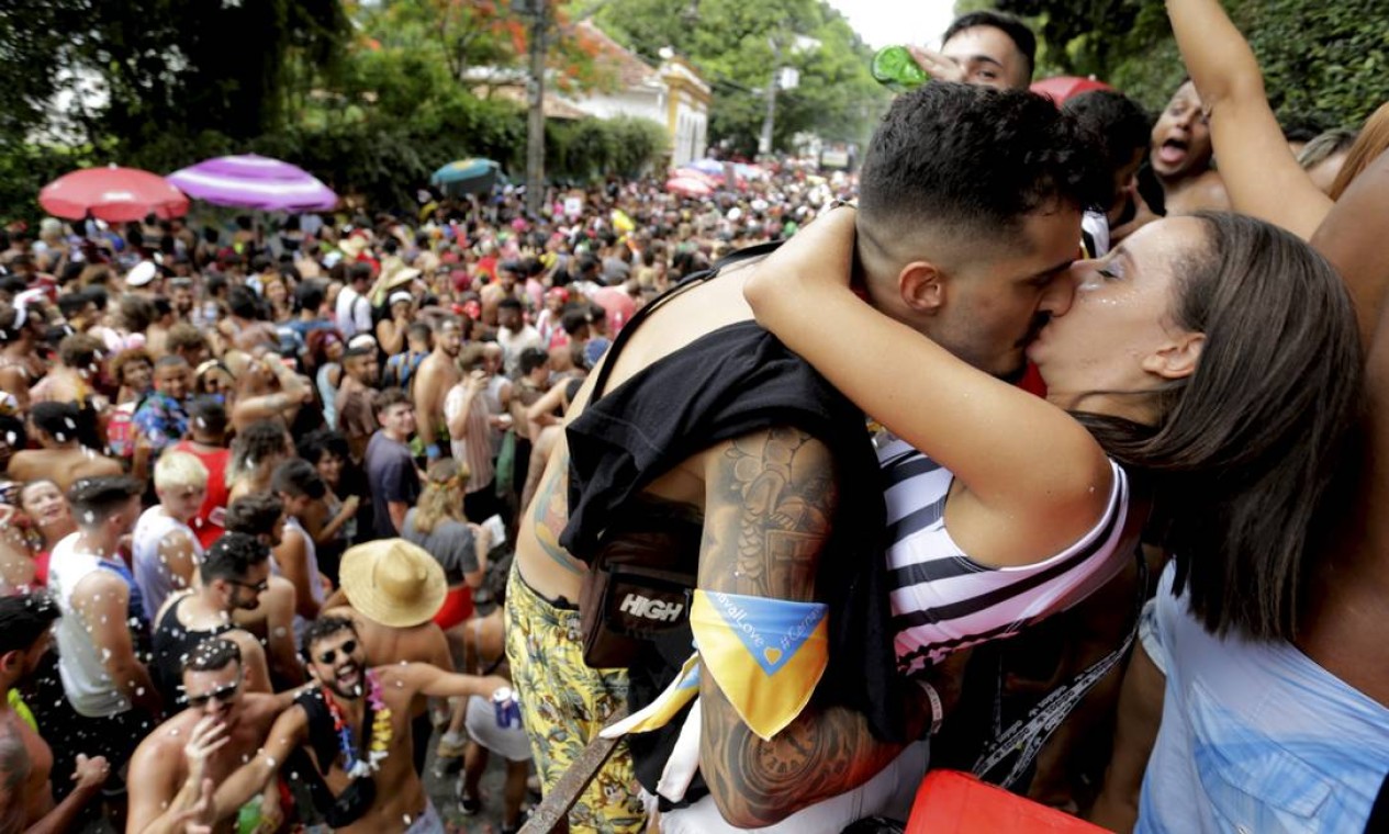 Fantasiada de presidiária, foliona cumpre suas penas distribuindo beijos Foto: MARCELO THEOBALD / Agência O Globo