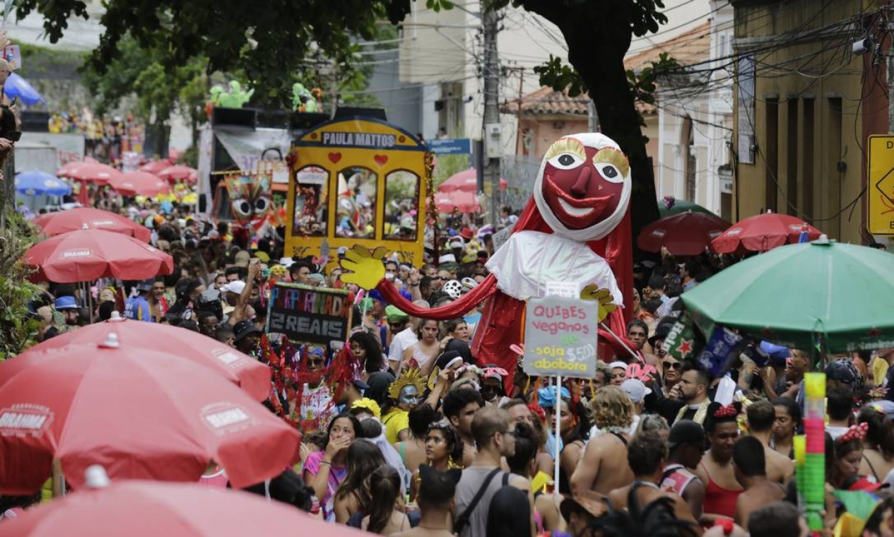 Este ano, samba homenageia aniversário do grupo, que arrastou centenas de foliões pelas ruas estreitas do bairro Foto: MARCELO THEOBALD / Agência O Globo