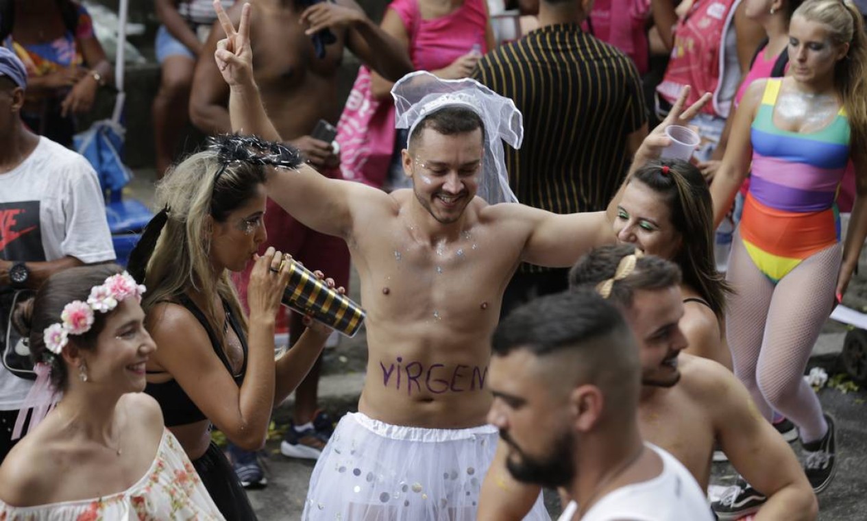Folião brinca fantasiado de virgem Foto: MARCELO THEOBALD / Agência O Globo