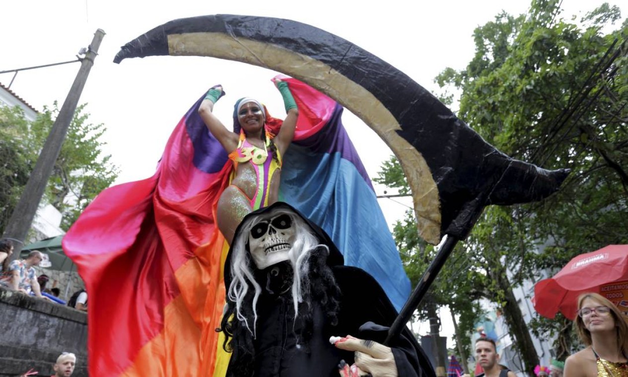 Até a Morte marcou presença no bloco das freiras Foto: MARCELO THEOBALD / Agência O Globo