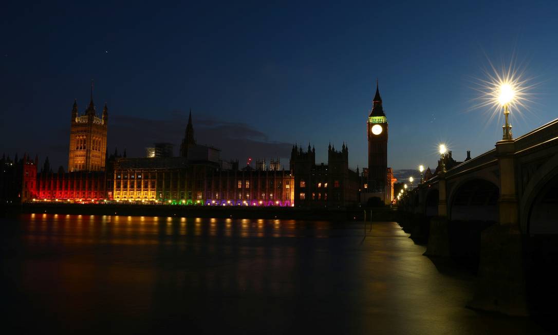 O Parlamento britânico é iluminado com as cores do arco-íris durante a Parada do Orgulho Gay de 2017, que comemorou os 50 anos do fim da lei que criminalizava relações homossexuais: reformas vêm avançando Foto: Neil Hall / REUTERS