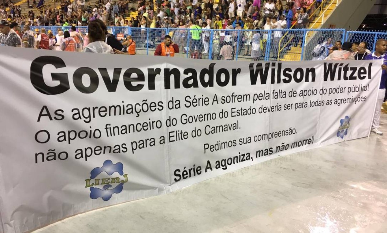 Votação de impeachment de Witzel atraiu poucos manifestantes à escadaria da  Alerj - Rio - Extra Online