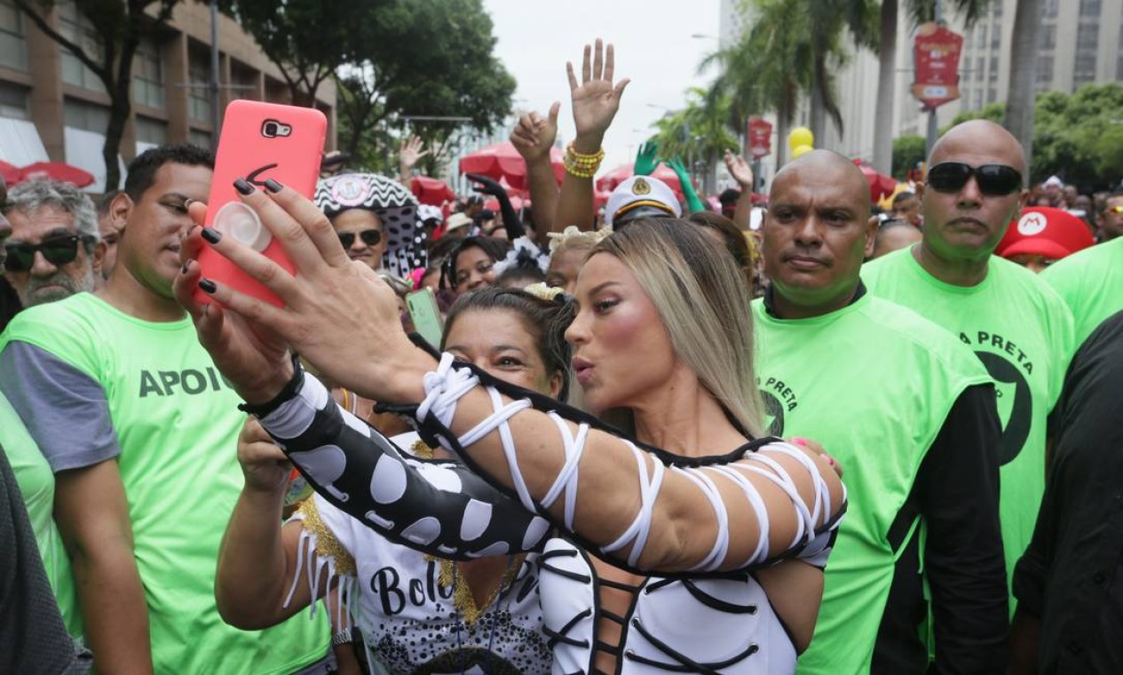 A atriz global fez um festival de selfie com a legião de fãs Foto: Agência O Globo