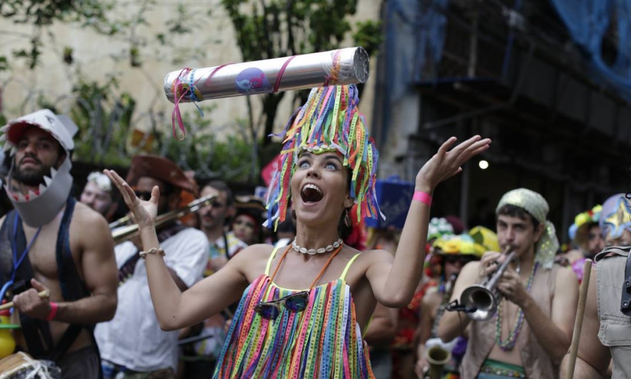 Atriz Tatyane Meyer se diverte enquanto toca chocalho na bateria do Céu na Terra Foto: Marcia Foletto / Agência O Globo