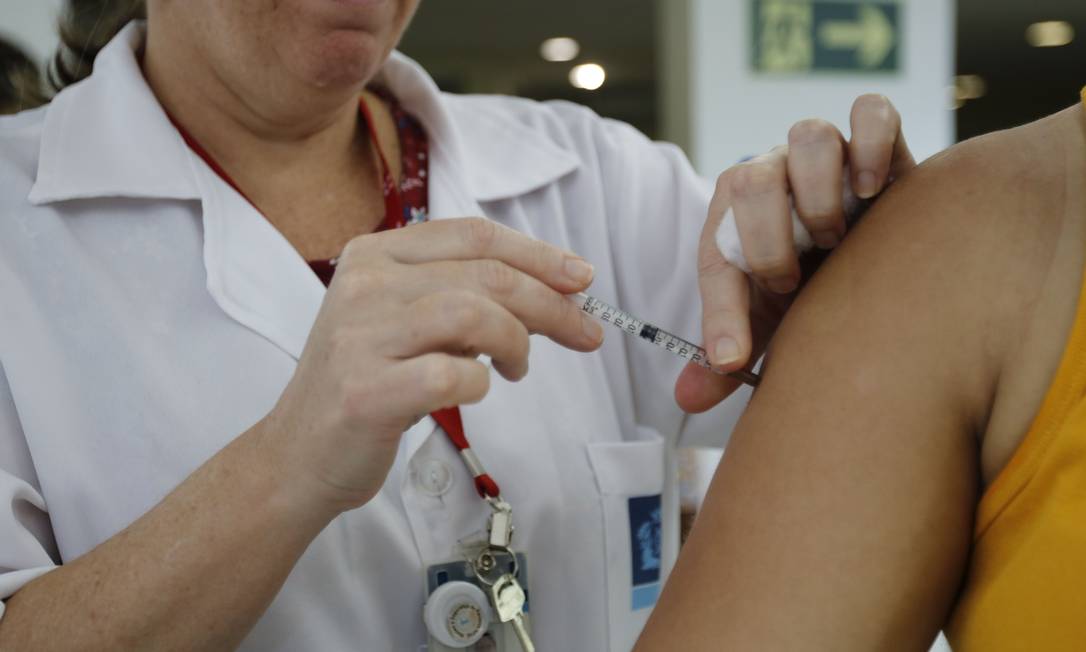 Mulher toma vacina em Centro Municipal de Saúde, em Copacabana, na Campanha Dia D de Vacinação Contra o Sarampo, no Rio Foto: Tânia Rêgo/Agência Brasil