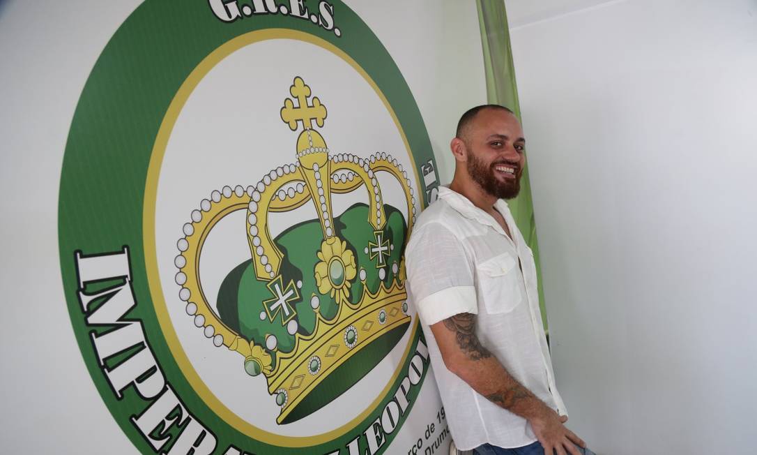 Leandro Vieira, campeão duas vezes pela Mangueira, foi contratado pela escola de Ramos Foto: Pedro Teixeira / Agência O Globo