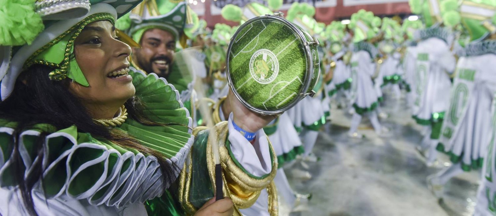 Bom gosto no acabamento das fantasias da bateria se repetiu em outras alas Foto: DIEGO MARTINS MENDES / Agência O Globo