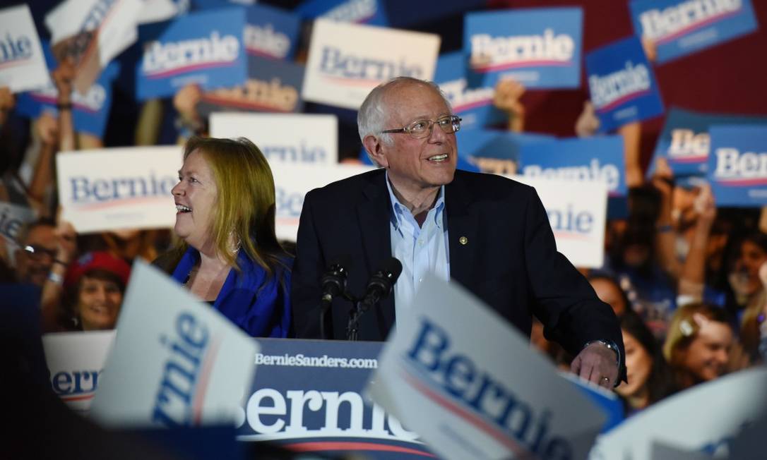 Senador Bernie Sanders, ao lado de sua mulher, Jane, em evento de campanha em San Antonio, no Texas Foto: CALLAGHAN O'HARE / REUTERS / 22-02-2020
