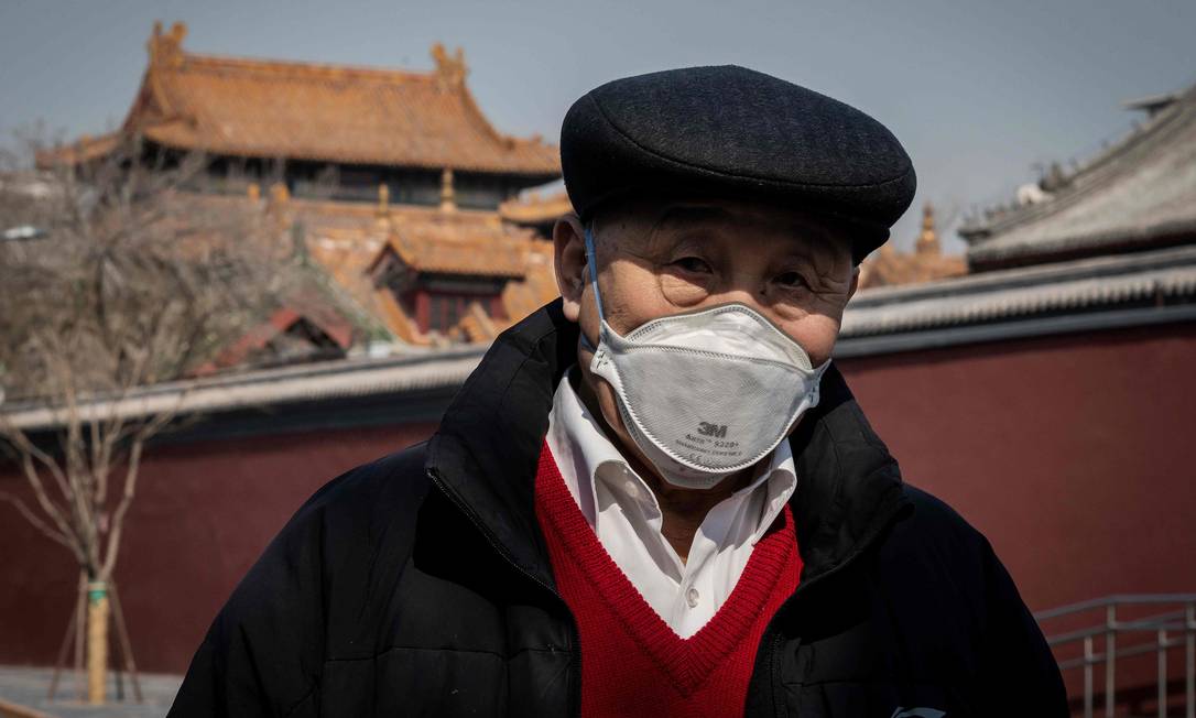 Chinês se protege com máscara Foto: NICOLAS ASFOURI/AFP / NICOLAS ASFOURI/AFP