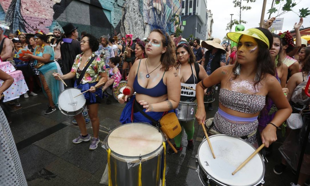 Mulheres marcam presença entre os ritmistas do bloco Boi Tolo Foto: Fabiano Rocha / Agência O Globo
