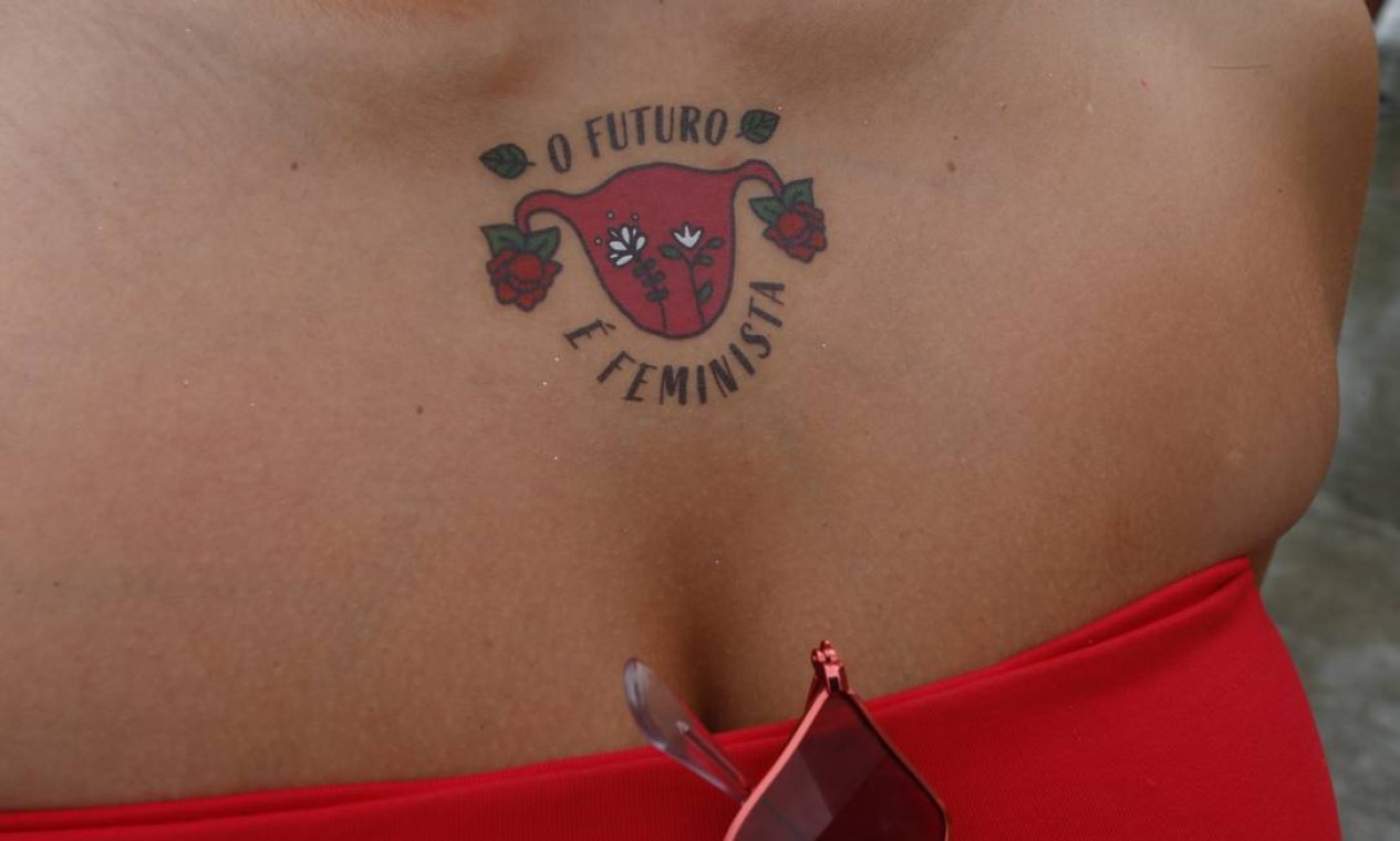 Tatuagem temporária é mais uma vez tendência no carnaval de rua da cidade Foto: Fabiano Rocha / Agência O Globo