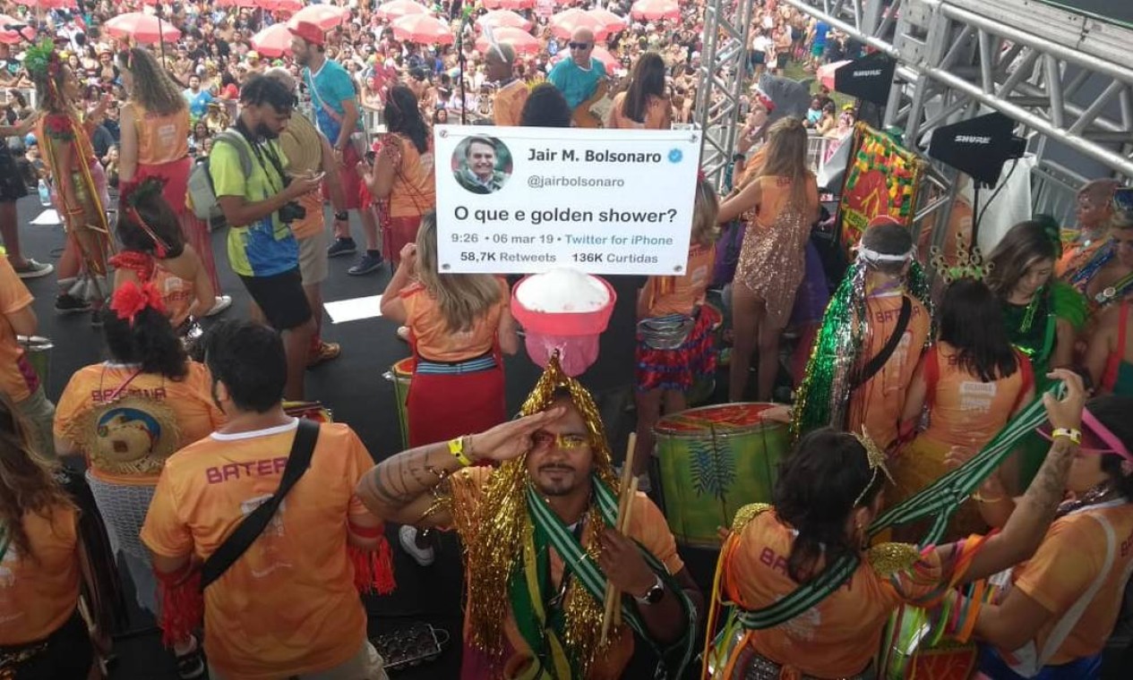 Após postar vídeo com pornografia no Twitter, Bolsonaro perguntou o que é 'golden shower' no carnaval passado. No Bangalafumenga, folião lembra hit que viralizou Foto: Hellen Guimarães / Agência O Globo
