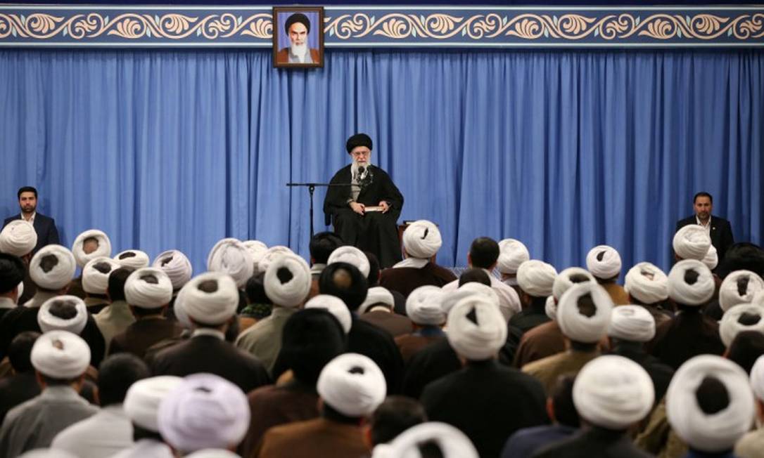 Aiatolá Ali Khamenei, durante discurso neste domingo Foto: AFP